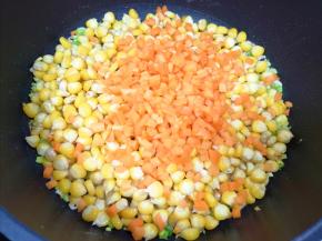 下入玉米粒和胡萝卜。