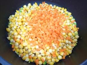 下入玉米粒和胡萝卜。