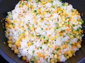 下入米饭翻炒均匀。