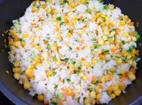 下入米饭翻炒均匀。