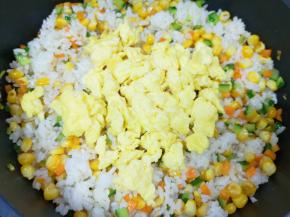 下入炒好的鸡蛋翻炒均匀。