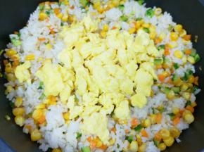 下入炒好的鸡蛋翻炒均匀。