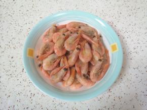 剪去虾须清洗干净，控一下水分备用。