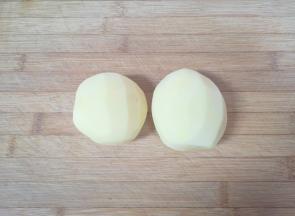 土豆去皮洗干净。