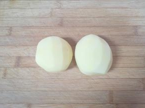 土豆去皮洗干净。