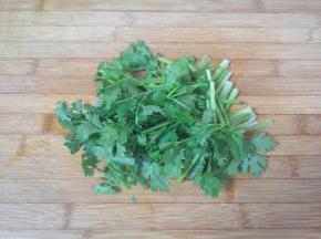 香菜洗干净切成段。