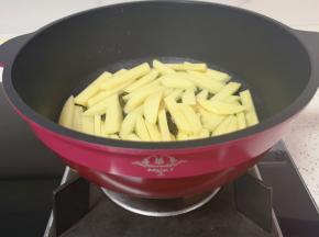 炒锅内倒适量的食用油烧热，放入土豆条。