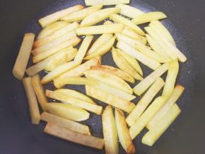 煎至两面金黄色盛出备用。