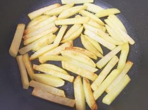 煎至两面金黄色盛出备用。