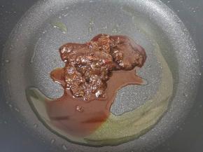 锅里留煎土豆的余油，加入两勺豆瓣酱。