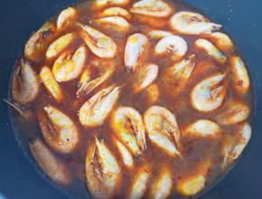 下入甜虾，放两勺生抽。