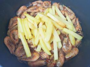 汤汁变少的时候，下入煎好的土豆条。