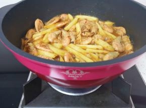 翻炒至土豆条入味关火。