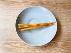 竹签用水浸泡半小时捞出备用