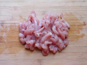 里脊肉切成条。