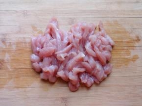 里脊肉切成条。