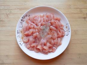 放入盘子，打入一个蛋清，放料酒、盐和白胡椒粉。