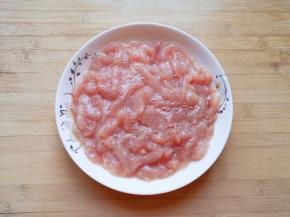 带上一次性手套抓捏均匀，腌制20分钟。