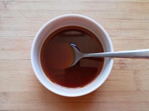 用糖醋汁食材提前调好糖醋汁备用。