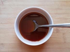 用糖醋汁食材提前调好糖醋汁备用。