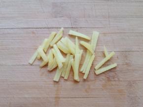 生姜片切成丝备用。