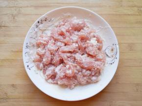 腌好的里脊肉加入红薯淀粉搅拌均匀。