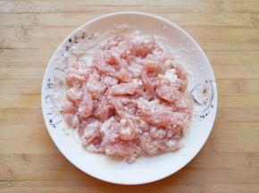 腌好的里脊肉加入红薯淀粉搅拌均匀。