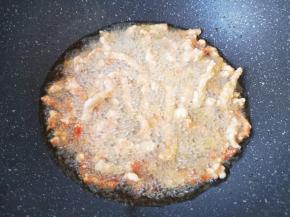 将锅里的油再次加热，下入炸好的里脊肉复炸30秒左右，捞出控油。