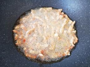 将锅里的油再次加热，下入炸好的里脊肉复炸30秒左右，捞出控油。