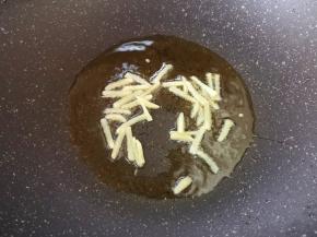 将锅里多余的油倒出来，留底油下入姜丝爆香。