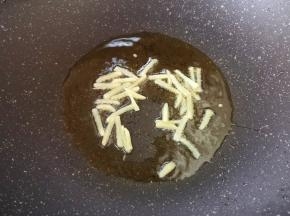将锅里多余的油倒出来，留底油下入姜丝爆香。