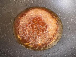 倒入糖醋汁中火煮至冒大泡。