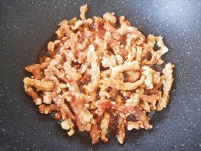 下入炸好的里脊肉翻炒均匀。