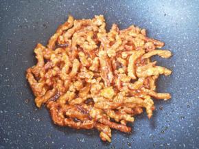 加入水淀粉翻炒至粘稠关火。