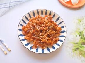 盛出撒上熟白芝麻。