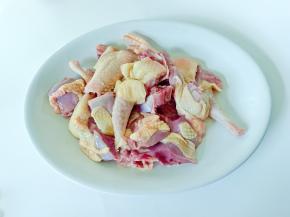 鸽子清洗干净切小块。