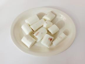 戴手套把山药去皮切小段