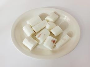 戴手套把山药去皮切小段