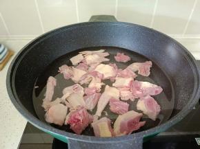 鸽子冷水下锅，加一勺料酒。