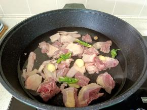 加入生姜，葱。