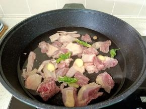 加入生姜，葱。