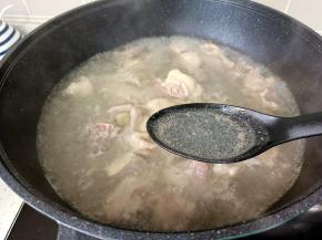 开大火焯水两分钟，撇去浮末。