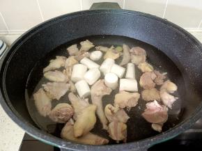 焯水后的鸽子清洗干净，重新入锅，放入山药段。