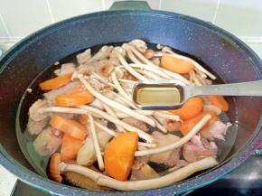 加料酒一勺，开大火煮开。