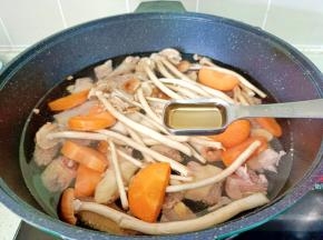 加料酒一勺，开大火煮开。