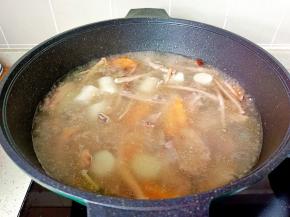 炖煮45分钟左右，加生抽，盐调味再煮五分钟出锅。