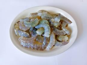 对虾放冰箱冷冻半小时，去虾线再剥壳就非常方便了。