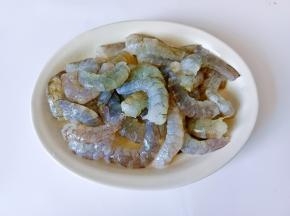 对虾放冰箱冷冻半小时，去虾线再剥壳就非常方便了。