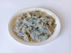 对虾加上生姜剁成末。