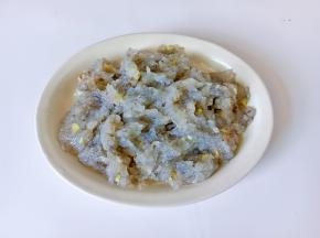 对虾加上生姜剁成末。